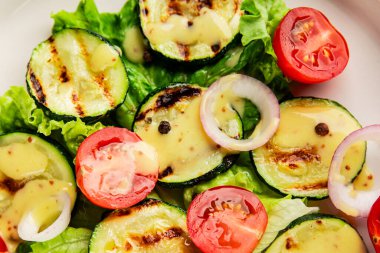 Salata ızgara kabak, domates, marul, lezzetli aperatif lezzetli lezzetli gurme yemek arkaplan masa üzerinde rustik gıda üst görünüm fotokopi alanı keto ve paleo diyet vegan ve vejetaryen gıda