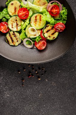 Salata ızgara kabak, domates, marul, lezzetli aperatif lezzetli lezzetli gurme yemek arkaplan masa üzerinde rustik gıda üst görünüm fotokopi alanı keto ve paleo diyet vegan ve vejetaryen gıda
