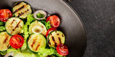 Salata ızgara kabak, domates, marul, lezzetli aperatif lezzetli lezzetli gurme yemek arkaplan masa üzerinde rustik gıda üst görünüm fotokopi alanı keto ve paleo diyet vegan ve vejetaryen gıda