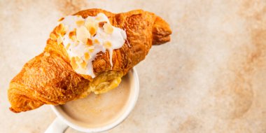 Kruvasan bademi taze pişmiş tatlı tatlı tatlı aperatif lezzetli gurme yemek arkaplanı masa kırsal yiyeceklerin üst görünümü fotokopi alanı.