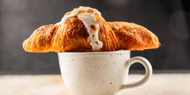 Kruvasan bademi taze pişmiş tatlı tatlı tatlı aperatif lezzetli gurme yemek arkaplanı masa kırsal yiyeceklerin üst görünümü fotokopi alanı.