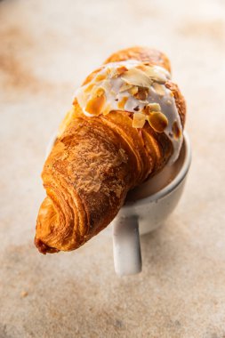 Kruvasan bademi taze pişmiş tatlı tatlı tatlı aperatif lezzetli gurme yemek arkaplanı masa kırsal yiyeceklerin üst görünümü fotokopi alanı.