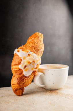 Kruvasan bademi taze pişmiş tatlı tatlı tatlı aperatif lezzetli gurme yemek arkaplanı masa kırsal yiyeceklerin üst görünümü fotokopi alanı.