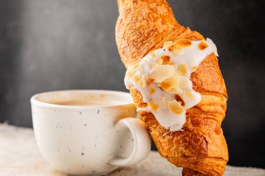 Kruvasan bademi taze pişmiş tatlı tatlı tatlı aperatif lezzetli gurme yemek arkaplanı masa kırsal yiyeceklerin üst görünümü fotokopi alanı.