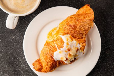 Kruvasan bademi taze pişmiş tatlı tatlı tatlı aperatif lezzetli gurme yemek arkaplanı masa kırsal yiyeceklerin üst görünümü fotokopi alanı.