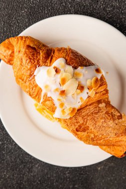 Kruvasan bademi taze pişmiş tatlı tatlı tatlı aperatif lezzetli gurme yemek arkaplanı masa kırsal yiyeceklerin üst görünümü fotokopi alanı.