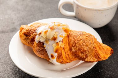 Kruvasan bademi taze pişmiş tatlı tatlı tatlı aperatif lezzetli gurme yemek arkaplanı masa kırsal yiyeceklerin üst görünümü fotokopi alanı.