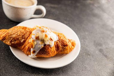 Kruvasan bademi taze pişmiş tatlı tatlı tatlı aperatif lezzetli gurme yemek arkaplanı masa kırsal yiyeceklerin üst görünümü fotokopi alanı.