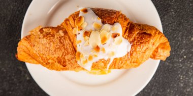 Kruvasan bademi taze pişmiş tatlı tatlı tatlı aperatif lezzetli gurme yemek arkaplanı masa kırsal yiyeceklerin üst görünümü fotokopi alanı.