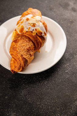 Kruvasan bademi taze pişmiş tatlı tatlı tatlı aperatif lezzetli gurme yemek arkaplanı masa kırsal yiyeceklerin üst görünümü fotokopi alanı.