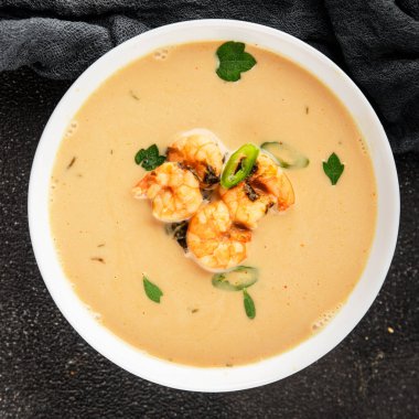 Tom Kha karides çorbası, hindistan cevizi sütü, miso macunu lezzetli deniz ürünleri aperatifleri taze lezzetli gurme yemek arkaplanı masa rustik yemekler üst görünüm fotokopi alanı pesseeter diyeti