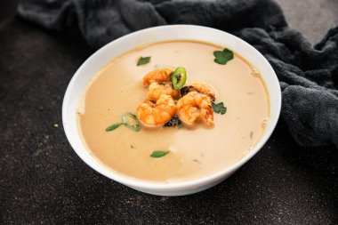 Tom Kha karides çorbası, hindistan cevizi sütü, miso macunu lezzetli deniz ürünleri aperatifleri taze lezzetli gurme yemek arkaplanı masa rustik yemekler üst görünüm fotokopi alanı pesseeter diyeti