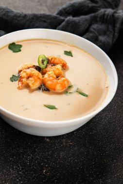 Tom Kha karides çorbası, hindistan cevizi sütü, miso macunu lezzetli deniz ürünleri aperatifleri taze lezzetli gurme yemek arkaplanı masa rustik yemekler üst görünüm fotokopi alanı pesseeter diyeti