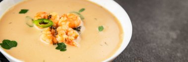 Tom Kha karides çorbası, hindistan cevizi sütü, miso macunu lezzetli deniz ürünleri aperatifleri taze lezzetli gurme yemek arkaplanı masa rustik yemekler üst görünüm fotokopi alanı pesseeter diyeti