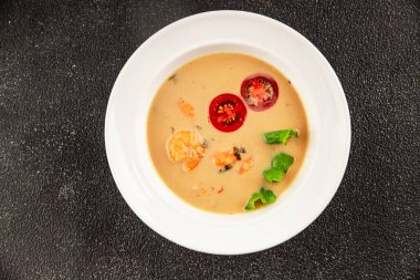 Tom Kha karides çorbası, hindistan cevizi sütü, miso macunu lezzetli deniz ürünleri aperatifleri taze lezzetli gurme yemek arkaplanı masa rustik yemekler üst görünüm fotokopi alanı pesseeter diyeti
