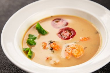 Tom Kha karides çorbası, hindistan cevizi sütü, miso macunu lezzetli deniz ürünleri aperatifleri taze lezzetli gurme yemek arkaplanı masa rustik yemekler üst görünüm fotokopi alanı pesseeter diyeti