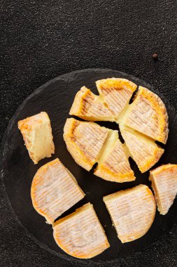 Peynir tabağı Camembert, Brie, Munster Fransız peyniri Lezzetli çerez Taze lezzetli gurme yemek arkaplanı Masanın üzerinde rustik gıda üst görünümü fotokopi alanı