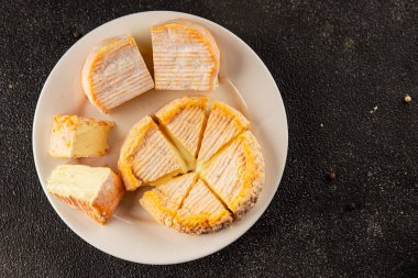Peynir tabağı Camembert, Brie, Munster Fransız peyniri Lezzetli çerez Taze lezzetli gurme yemek arkaplanı Masanın üzerinde rustik gıda üst görünümü fotokopi alanı