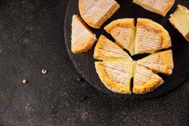 Peynir tabağı Camembert, Brie, Munster Fransız peyniri Lezzetli çerez Taze lezzetli gurme yemek arkaplanı Masanın üzerinde rustik gıda üst görünümü fotokopi alanı
