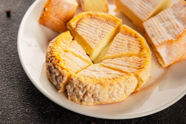 Peynir tabağı Camembert, Brie, Munster Fransız peyniri Lezzetli çerez Taze lezzetli gurme yemek arkaplanı Masanın üzerinde rustik gıda üst görünümü fotokopi alanı