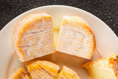 Peynir tabağı Camembert, Brie, Munster Fransız peyniri Lezzetli çerez Taze lezzetli gurme yemek arkaplanı Masanın üzerinde rustik gıda üst görünümü fotokopi alanı