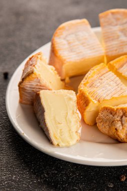 Peynir tabağı Camembert, Brie, Munster Fransız peyniri Lezzetli çerez Taze lezzetli gurme yemek arkaplanı Masanın üzerinde rustik gıda üst görünümü fotokopi alanı