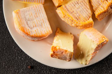 Peynir tabağı Camembert, Brie, Munster Fransız peyniri Lezzetli çerez Taze lezzetli gurme yemek arkaplanı Masanın üzerinde rustik gıda üst görünümü fotokopi alanı