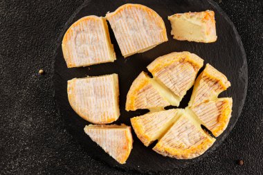 Peynir tabağı Camembert, Brie, Munster Fransız peyniri Lezzetli çerez Taze lezzetli gurme yemek arkaplanı Masanın üzerinde rustik gıda üst görünümü fotokopi alanı