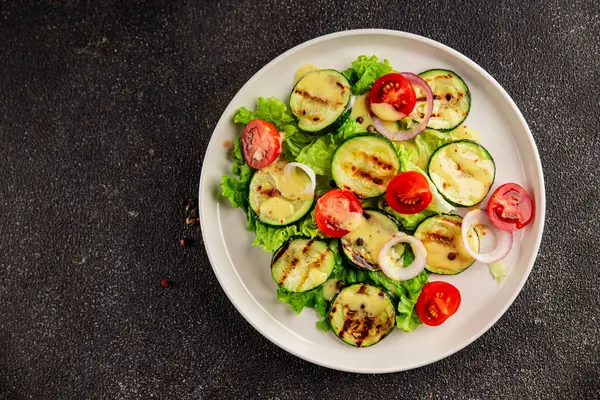 Salata ızgara kabak, domates, marul, lezzetli aperatif lezzetli lezzetli gurme yemek arkaplan masa üzerinde rustik gıda üst görünüm fotokopi alanı keto ve paleo diyet vegan ve vejetaryen gıda