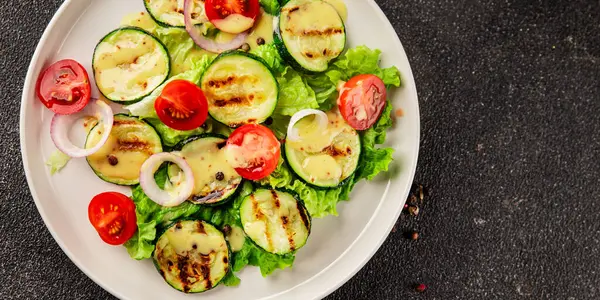 Salata ızgara kabak, domates, marul, lezzetli aperatif lezzetli lezzetli gurme yemek arkaplan masa üzerinde rustik gıda üst görünüm fotokopi alanı keto ve paleo diyet vegan ve vejetaryen gıda