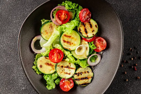 Salata ızgara kabak, domates, marul, lezzetli aperatif lezzetli lezzetli gurme yemek arkaplan masa üzerinde rustik gıda üst görünüm fotokopi alanı keto ve paleo diyet vegan ve vejetaryen gıda