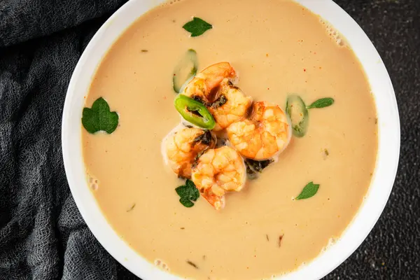 Tom Kha karides çorbası, hindistan cevizi sütü, miso macunu lezzetli deniz ürünleri aperatifleri taze lezzetli gurme yemek arkaplanı masa rustik yemekler üst görünüm fotokopi alanı pesseeter diyeti