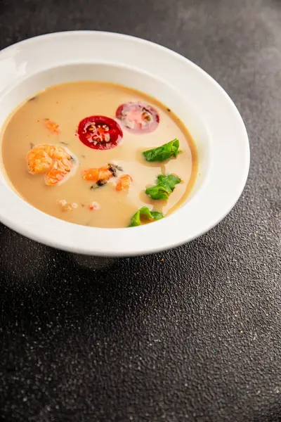 Tom Kha karides çorbası, hindistan cevizi sütü, miso macunu lezzetli deniz ürünleri aperatifleri taze lezzetli gurme yemek arkaplanı masa rustik yemekler üst görünüm fotokopi alanı pesseeter diyeti