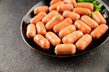 Mini sosisler taze işlenmiş et lezzetli çerezler lezzetli gurme yemek arkaplanı masa kırsal gıdalar üst görünüm fotokopi alanı