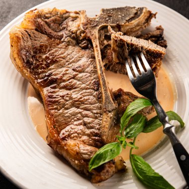 Biftek, biftek, biftek, biftek, lezzetli aperatif, lezzetli gurme yemek arka planı, masa sade yemekler, fotokopi odası.