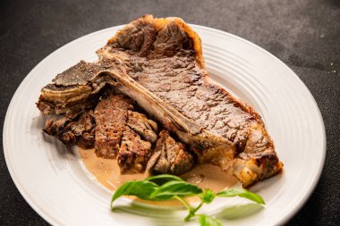 Biftek, biftek, biftek, biftek, lezzetli aperatif, lezzetli gurme yemek arka planı, masa sade yemekler, fotokopi odası.