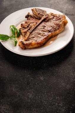 Biftek, biftek, biftek, biftek, lezzetli aperatif, lezzetli gurme yemek arka planı, masa sade yemekler, fotokopi odası.