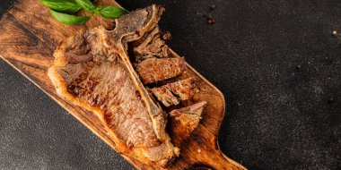 Biftek, biftek, biftek, biftek, lezzetli aperatif, lezzetli gurme yemek arka planı, masa sade yemekler, fotokopi odası.