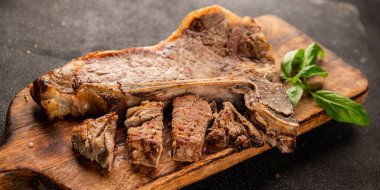 Biftek, biftek, biftek, biftek, lezzetli aperatif, lezzetli gurme yemek arka planı, masa sade yemekler, fotokopi odası.