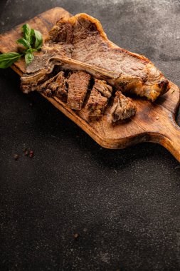 Biftek, biftek, biftek, biftek, lezzetli aperatif, lezzetli gurme yemek arka planı, masa sade yemekler, fotokopi odası.