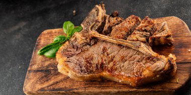 Biftek, biftek, biftek, biftek, lezzetli aperatif, lezzetli gurme yemek arka planı, masa sade yemekler, fotokopi odası.