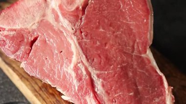 T-bone Çiğ biftek taze et prim aperatif taze lezzetli gurme yemek arka planı masa rustik gıda üst görünüm fotokopi alanı üzerinde