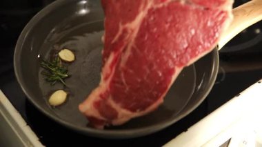 T-bone Çiğ biftek taze et prim aperatif taze lezzetli gurme yemek arka planı masa rustik gıda üst görünüm fotokopi alanı üzerinde