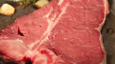 T-bone Çiğ biftek taze et prim aperatif taze lezzetli gurme yemek arka planı masa rustik gıda üst görünüm fotokopi alanı üzerinde