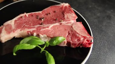 T-bone Çiğ biftek taze et prim aperatif taze lezzetli gurme yemek arka planı masa rustik gıda üst görünüm fotokopi alanı üzerinde