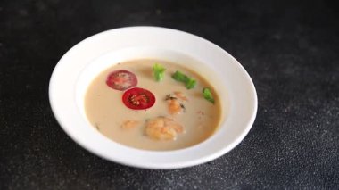 Tom Kha karides çorbası, hindistan cevizi sütü, miso macunu lezzetli deniz ürünleri aperatifleri taze lezzetli gurme yemek arkaplanı masa rustik yemekler üst görünüm fotokopi alanı pesseeter diyeti