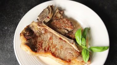 Biftek, biftek, biftek, biftek, lezzetli aperatif, lezzetli gurme yemek arka planı, masa sade yemekler, fotokopi odası.