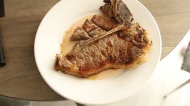 Biftek, biftek, biftek, biftek, lezzetli aperatif, lezzetli gurme yemek arka planı, masa sade yemekler, fotokopi odası.