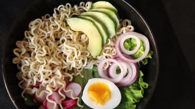 Vejetaryen erişte kasesi avokado, erişte, yumurta, sebze lezzetli aperatif lezzetli lezzetli gurme yemek arkaplan masa üzerinde rustik gıda fotokopi alanı keto ve paleo diyet vejetaryen gıda