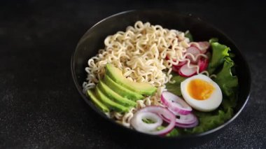 Vejetaryen erişte kasesi avokado, erişte, yumurta, sebze lezzetli aperatif lezzetli lezzetli gurme yemek arkaplan masa üzerinde rustik gıda fotokopi alanı keto ve paleo diyet vejetaryen gıda